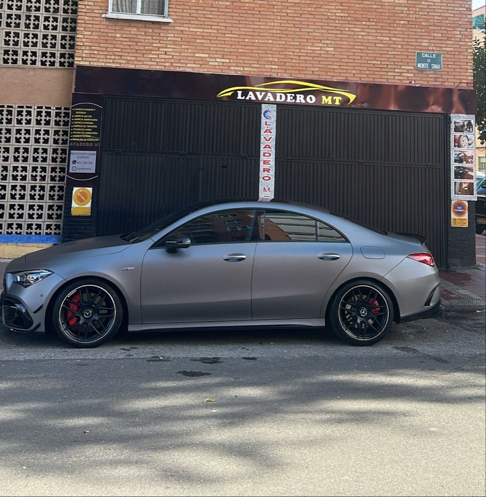 Mercedes-AMG gris recién lavado frente al anterior taller Lavadero MT